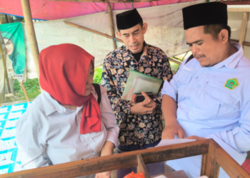 KUA Surade Turun ke Pasar, Gaungkan Wajib Halal Oktober 2026 kepada UMKM