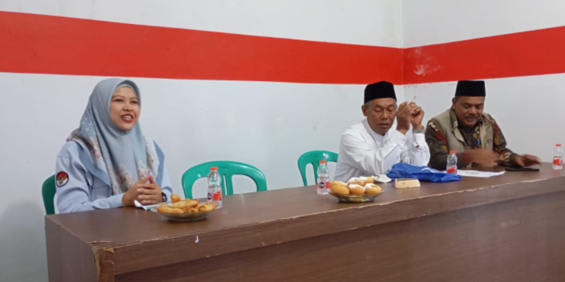 Penyuluh Agama KUA Sukalarang Sosialisasikan WHO dalam Pengajian Mingguan Desa Sukalarang