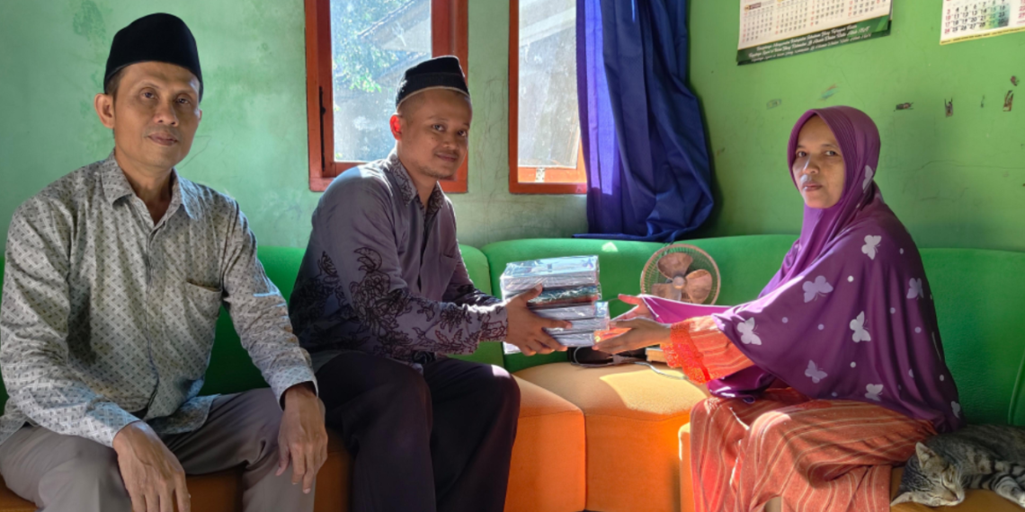 KUA Ciracap Salurkan Al-Qur’an Per Juz untuk Dukung Pembelajaran di Majelis Taklim Al-Istiqamah