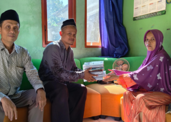KUA Ciracap Salurkan Al-Qur’an Per Juz untuk Dukung Pembelajaran di Majelis Taklim Al-Istiqamah