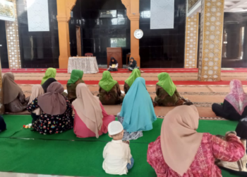 Pengajian Kitab Kuning KUA Sukalarang Perkuat Literasi Keagamaan dan Ukhuwah Masyarakat