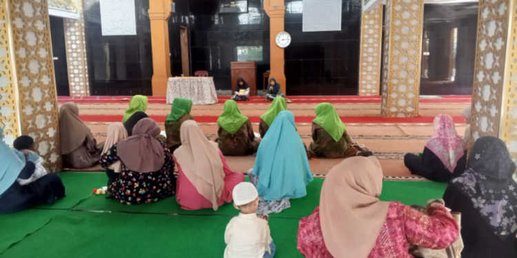 Pengajian Kitab Kuning KUA Sukalarang Perkuat Literasi Keagamaan dan Ukhuwah Masyarakat