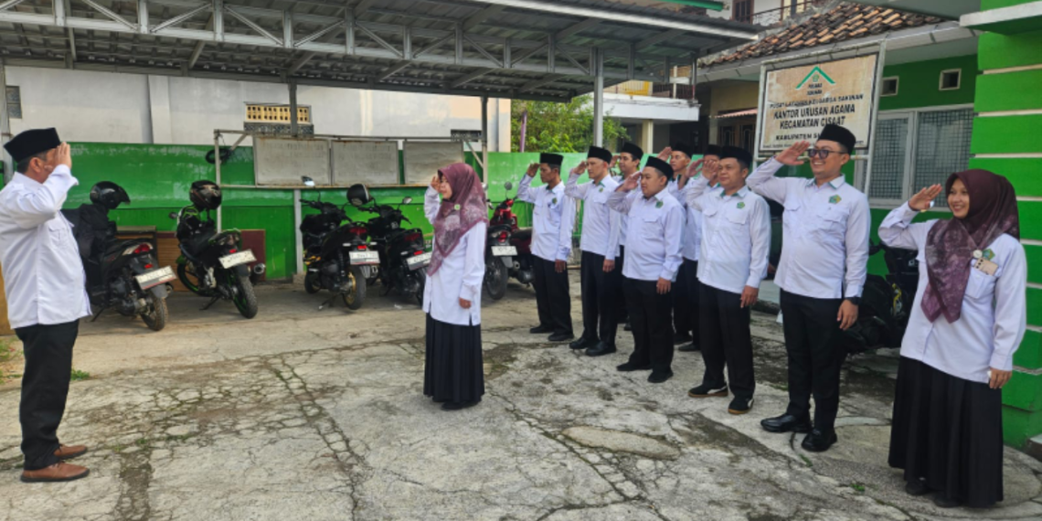 KUA Cisaat Awali Pekan Kerja dengan Apel Pagi, Ratib, dan Pengajian Kitab Kuning