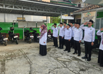 KUA Cisaat Awali Pekan Kerja dengan Apel Pagi, Ratib, dan Pengajian Kitab Kuning
