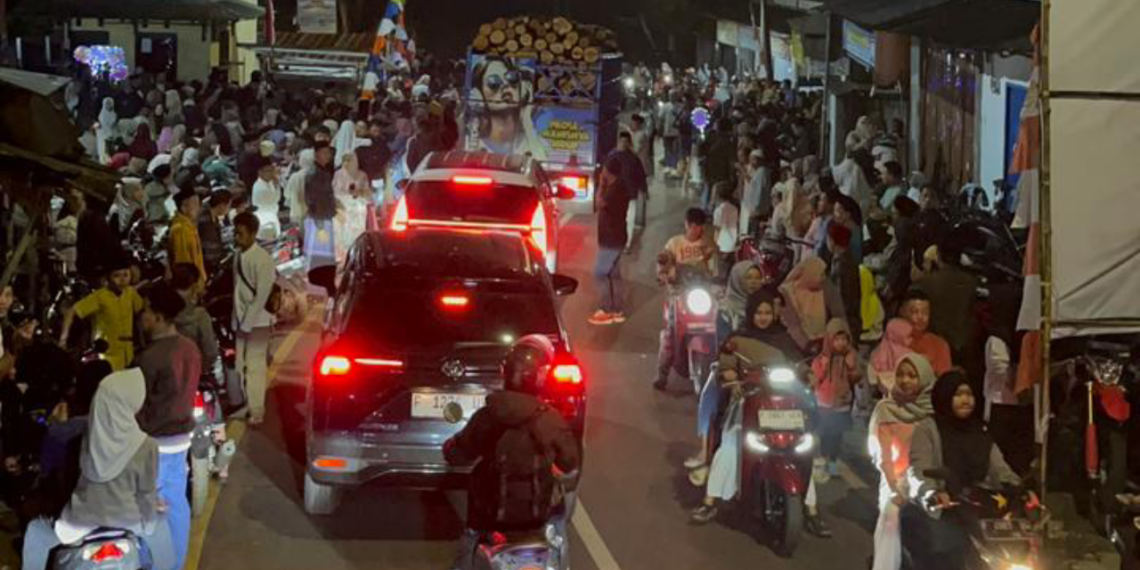 Warga Cikidang Tumpah Ruah Ikuti Pawai Obor dan Semarak Drum Band 1 Muharram