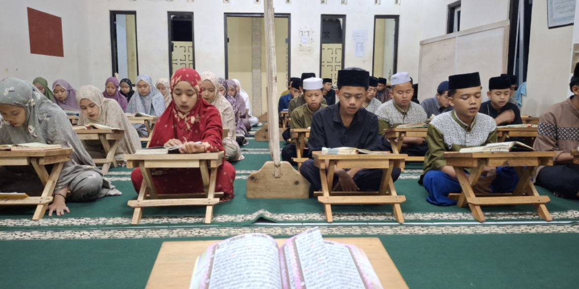 Penyuluh KUA Lengkong Pimpin Khataman Al-Qur’an di MT Riyadul Hasanah dalam Peaceful Muharram 1448 H