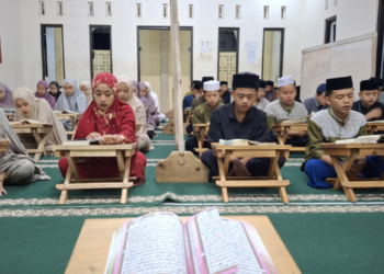Penyuluh KUA Lengkong Pimpin Khataman Al-Qur’an di MT Riyadul Hasanah dalam Peaceful Muharram 1448 H