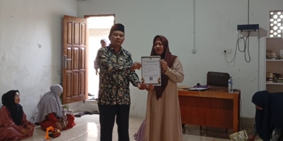 Penyuluh KUA Cikakak Serahkan SKT Majelis Taklim Nurul Haq, Perkuat Tata Kelola Kelembagaan Keagamaan