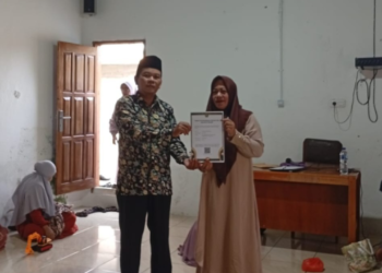 Penyuluh KUA Cikakak Serahkan SKT Majelis Taklim Nurul Haq, Perkuat Tata Kelola Kelembagaan Keagamaan