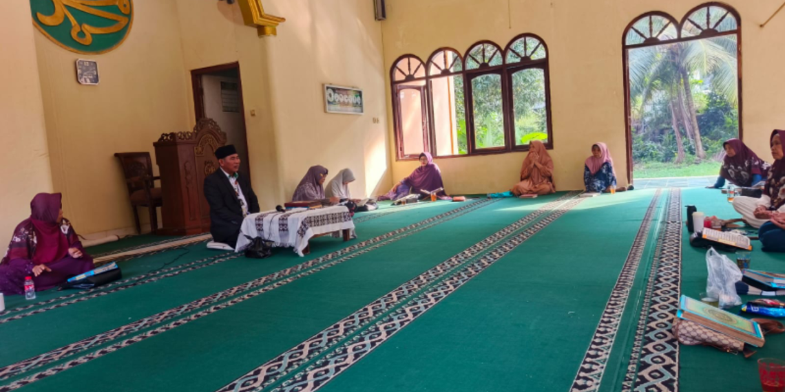Penyuluh KUA Cikakak Ajak Jamaah Membumikan Nilai-Nilai Al-Qur’an dalam Kehidupan Sehari-hari