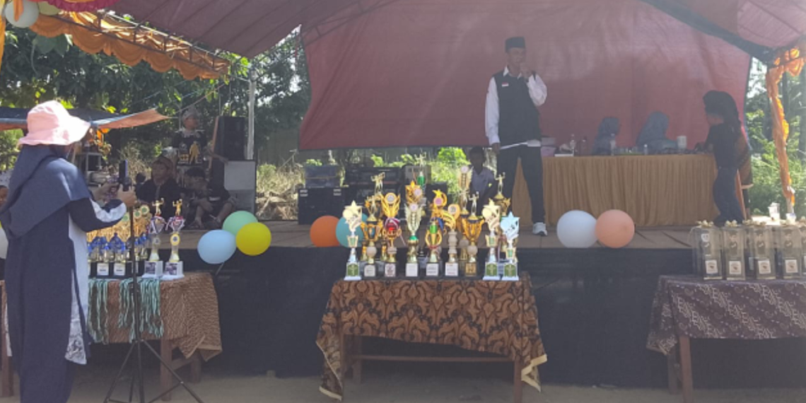 Penyuluh Agama KUA Ciemas Hadiri Kenaikan Kelas MI Tegal Panjang, Berikan Motivasi kepada Siswa