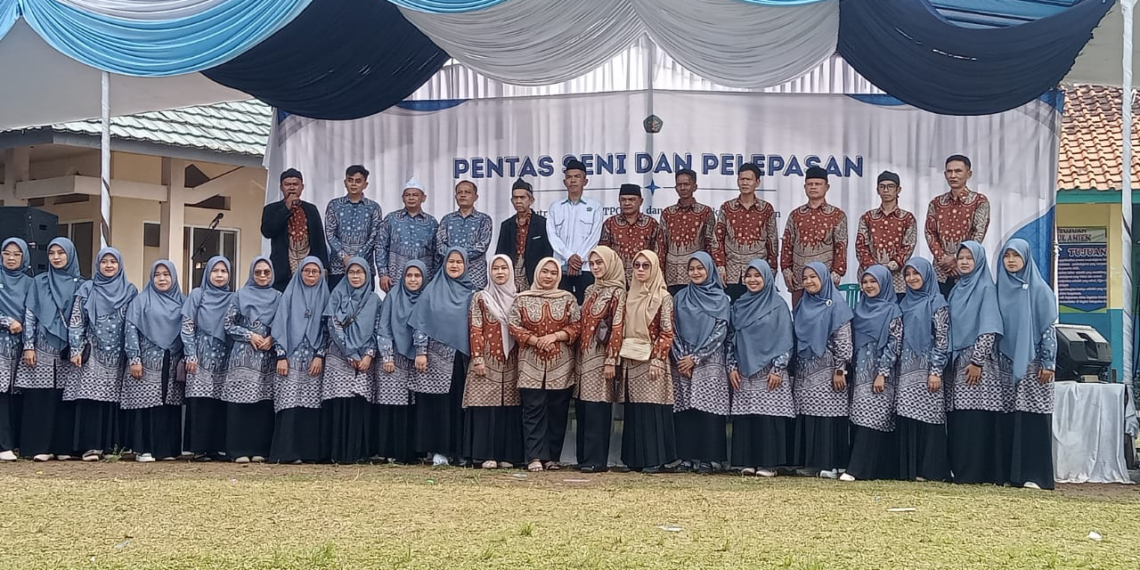 Pengawas Madrasah Tekankan Pendidikan Karakter pada Pelepasan dan Kenaikan Kelas MI Hikmatul Amin