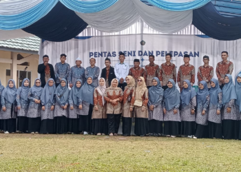 Pengawas Madrasah Tekankan Pendidikan Karakter pada Pelepasan dan Kenaikan Kelas MI Hikmatul Amin