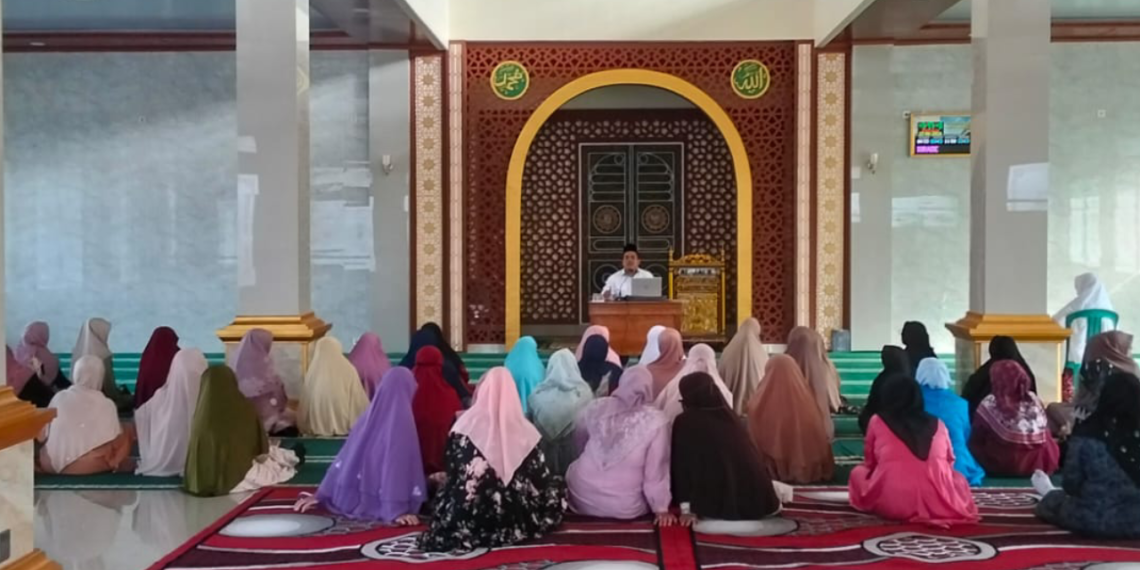 Penyuluh Agama KUA Surade Sampaikan Pentingnya Santunan Yatim dan Hijrah dari Israf serta Tabdzir di Masjid Besar Al Jalil