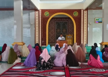 Penyuluh Agama KUA Surade Sampaikan Pentingnya Santunan Yatim dan Hijrah dari Israf serta Tabdzir di Masjid Besar Al Jalil