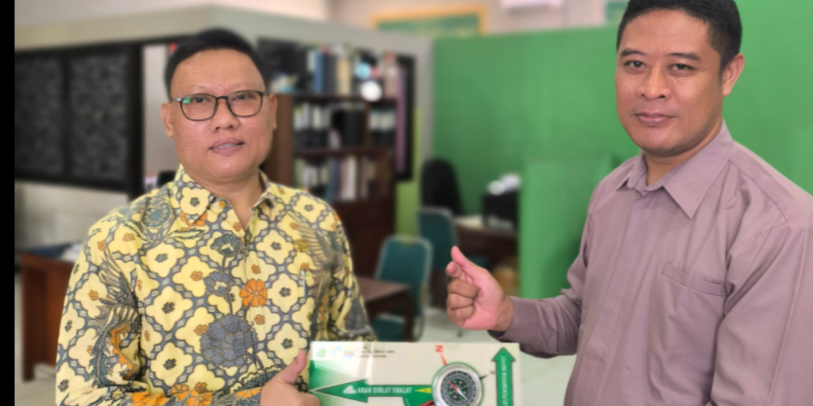 47 KUA di Kabupaten Sukabumi Terima Kompas Kalibrasi Arah Kiblat, Penyerahan Simbolis kepada KUA Ciambar