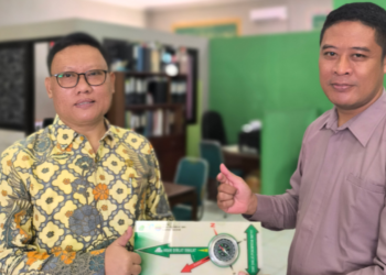 47 KUA di Kabupaten Sukabumi Terima Kompas Kalibrasi Arah Kiblat, Penyerahan Simbolis kepada KUA Ciambar