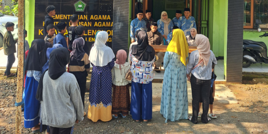 KUA Lengkong Santuni 70 Anak Yatim pada Momentum Lebaran Yatim Muharram 1448 H