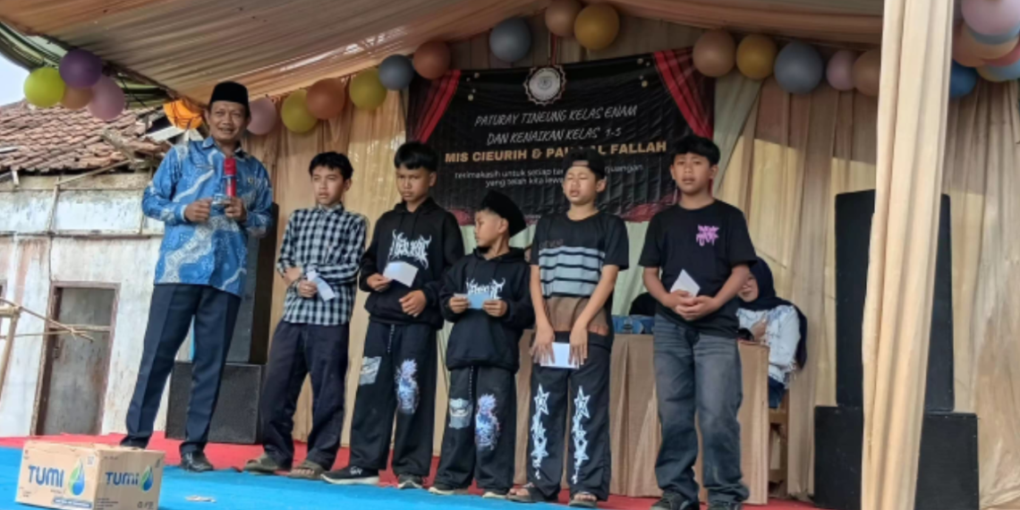 Penyuluh Agama Islam KUA Lengkong Santuni Anak Yatim pada Acara Kenaikan Kelas MI Ci Eruh