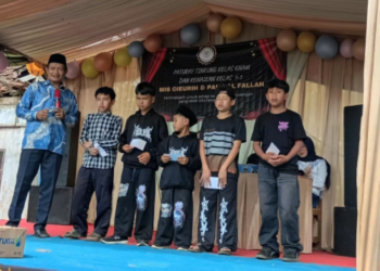 Penyuluh Agama Islam KUA Lengkong Santuni Anak Yatim pada Acara Kenaikan Kelas MI Ci Eruh