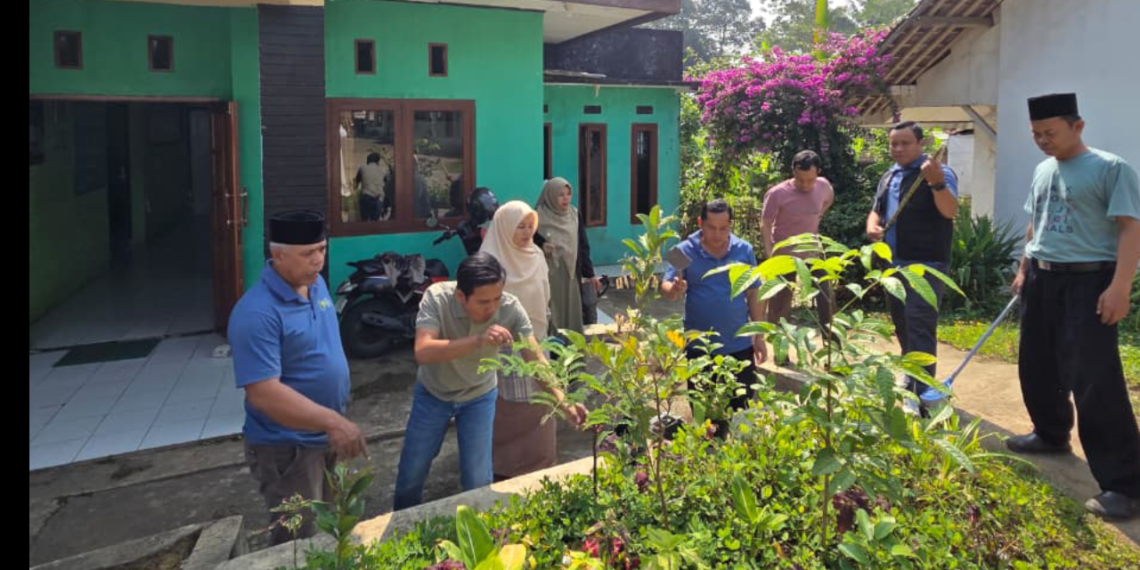 Jaga Lingkungan Kerja, KUA Bojonggenteng Rutin Gelar GEMAH ASRI