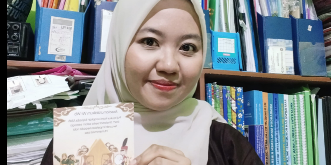 Guru MI Neglasari Hadirkan Undangan Pop Up 3D sebagai Inovasi Pembelajaran Kreatif