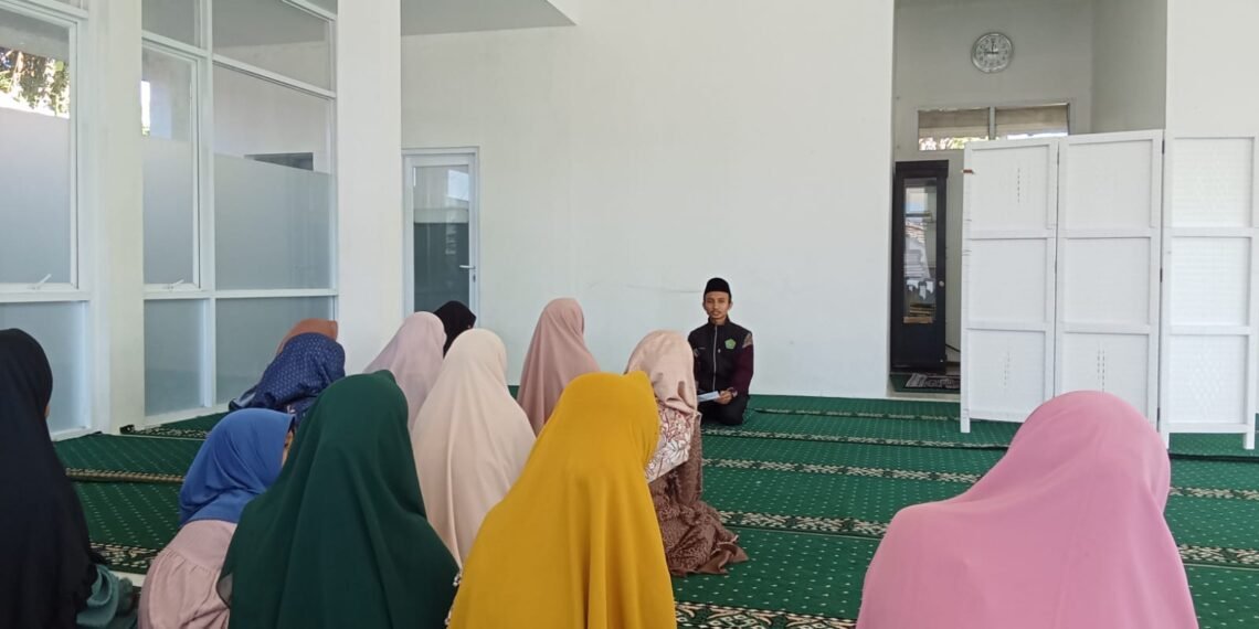 Penyuluh Agama KUA Sukalarang Edukasi Jamaah tentang Rashdul Kiblat Jelang Fenomena Istiwa A’zam