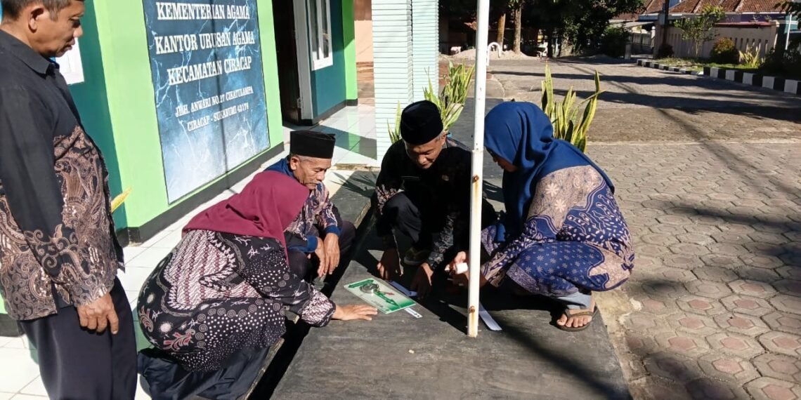 KUA Ciracap Gelar Simulasi Pengamatan Arah Kiblat Jelang Gerakan Nasional Indonesia Berkiblat 1448K