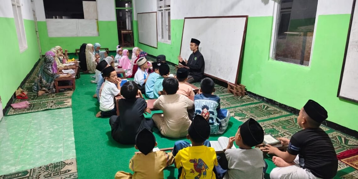 Penyuluh Agama Islam KUA Sukalarang Intensifkan Pembinaan BTQ melalui Program Magrib Mengaji