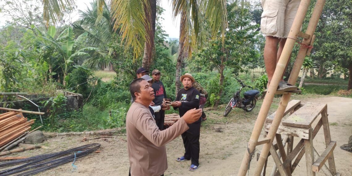 Penyuluh KUA Ciemas Perkuat Semangat Gotong Royong dalam Renovasi Masjid Al-Falah