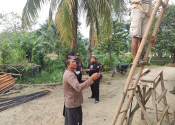 Penyuluh KUA Ciemas Perkuat Semangat Gotong Royong dalam Renovasi Masjid Al-Falah