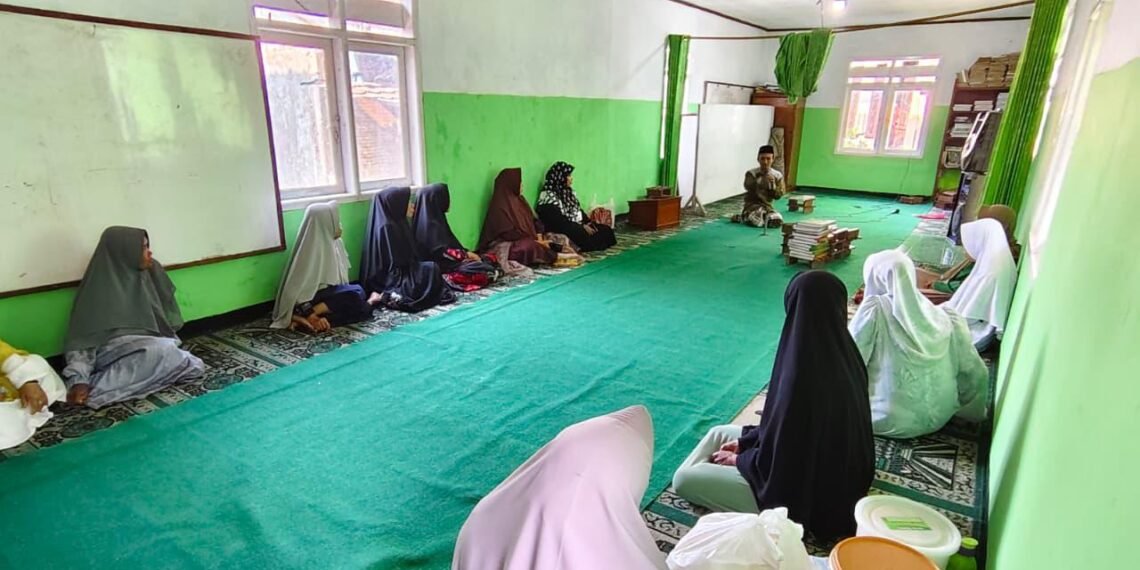 Penyuluh Agama KUA Sukalarang Sosialisasikan Gerakan Indonesia Berkiblat di Majelis Taklim Al-Ikhlas