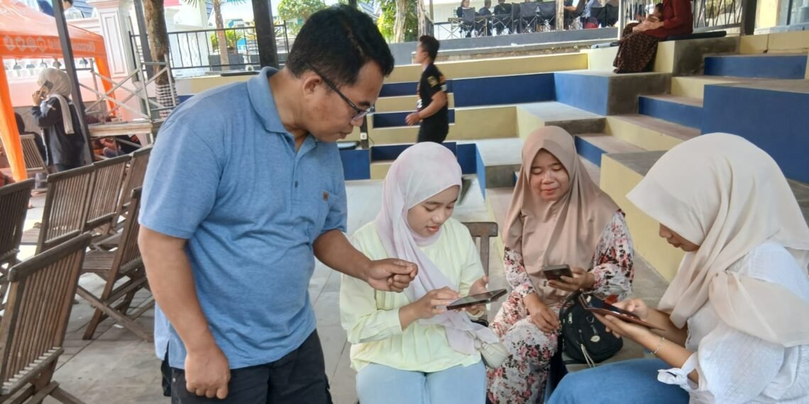 Pengawas Madrasah Aliyah Ciracap Manfaatkan Ruang Publik untuk Sosialisasi Indonesia Berkiblat