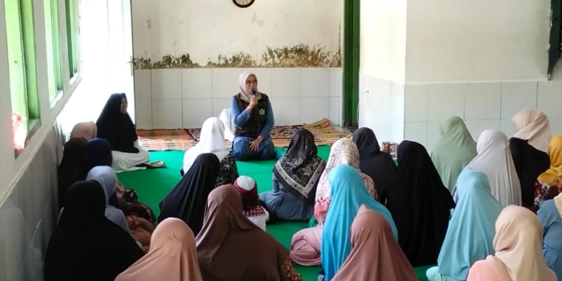 Penyuluh Agama Islam KUA Ciracap Gaungkan Gerakan Nasional Indonesia Berkiblat di Majelis Taklim Al Hidayah Cirangkong