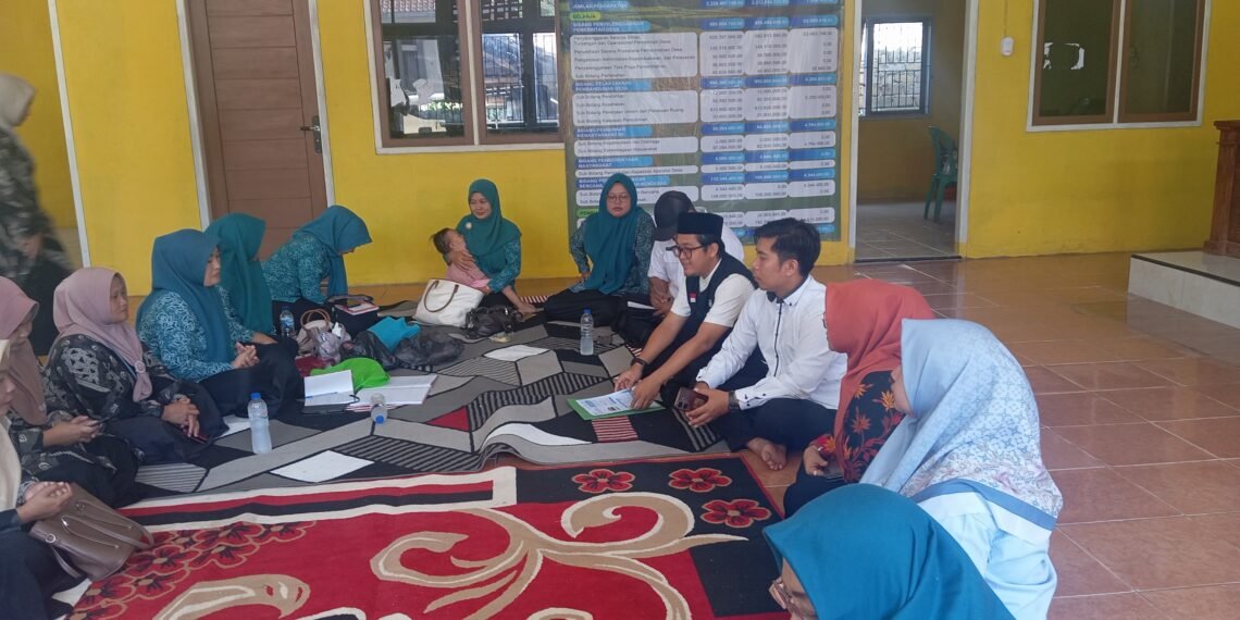 Jajaran Tim Sosialisasi Gerakan Nasional Indonesia Berkiblat KUA Surade Edukasi Kader PKK Desa Buniwangi