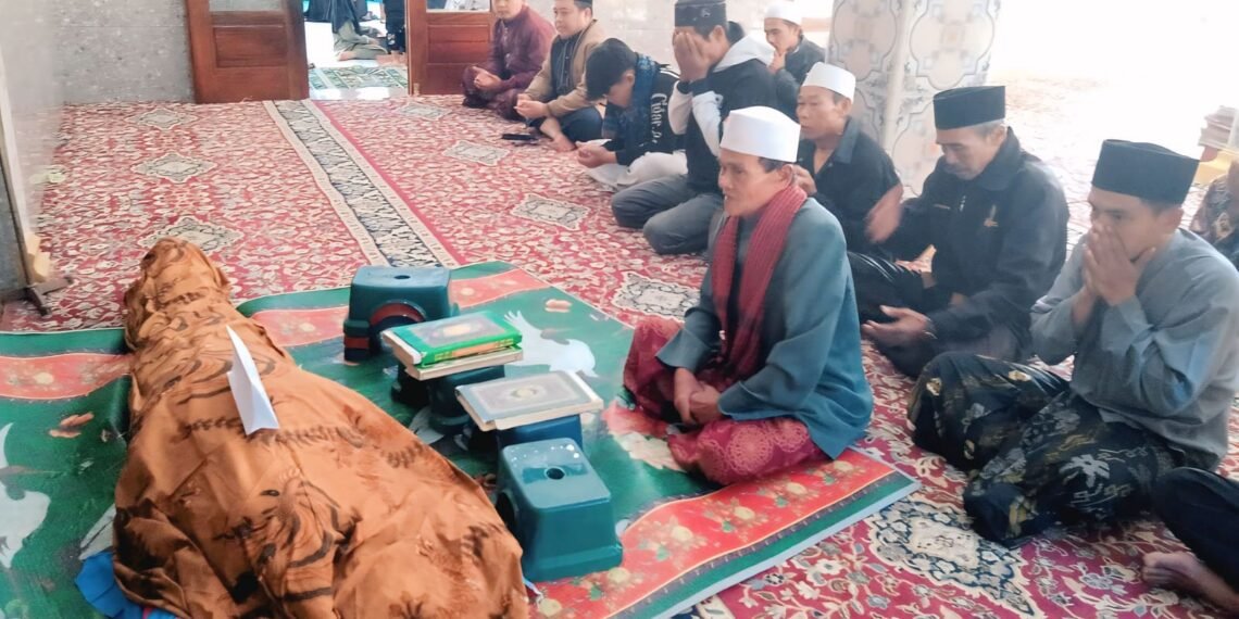 KUA Curugkembar Takziah dan Sampaikan Penghormatan Terakhir kepada Almarhum H. Solahudin, S.Ag., M.H.