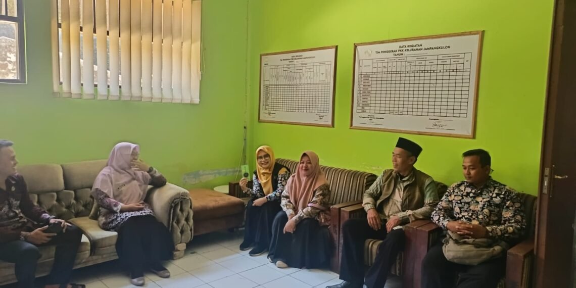 KUA Jampangkulon Bangun Sinergi dengan Aparatur Kelurahan untuk Gerakan Nasional Indonesia Berkiblat