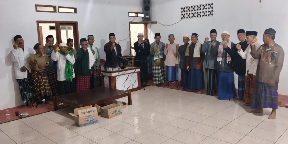 Pengawas Bina Madrasah Aliyah Perkuat Sosialisasi Gerakan Nasional Indonesia Berkiblat Melalui Pengajian di Waluran