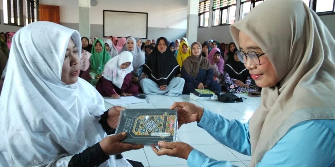 Penyuluh KUA Ciracap Padukan Sosialisasi Gerakan Nasional Indonesia Berkiblat dengan Penyaluran Wakaf Al-Qur’an
