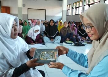 Penyuluh KUA Ciracap Padukan Sosialisasi Gerakan Nasional Indonesia Berkiblat dengan Penyaluran Wakaf Al-Qur’an