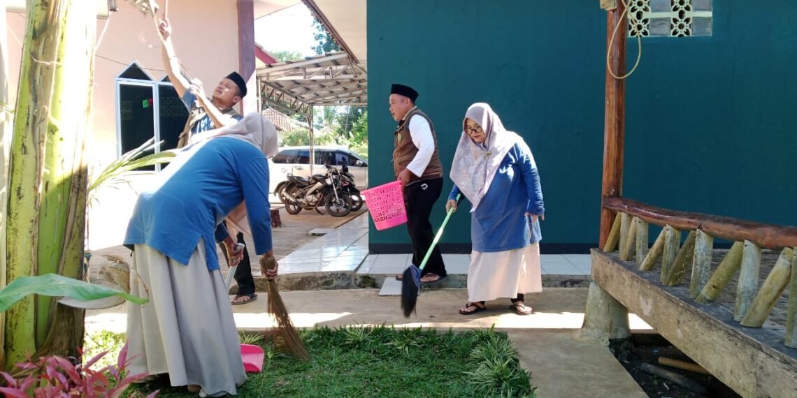 KUA Ciracap Budayakan Gerakan Jumat ASRI untuk Tingkatkan Kualitas Pelayanan Publik