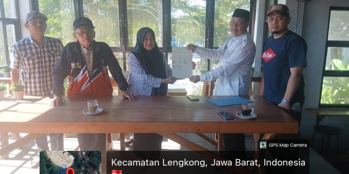 KUA Lengkong Fasilitasi Penandatanganan dan Penyerahan Akta Ikrar Wakaf di YASPI Arrasyid