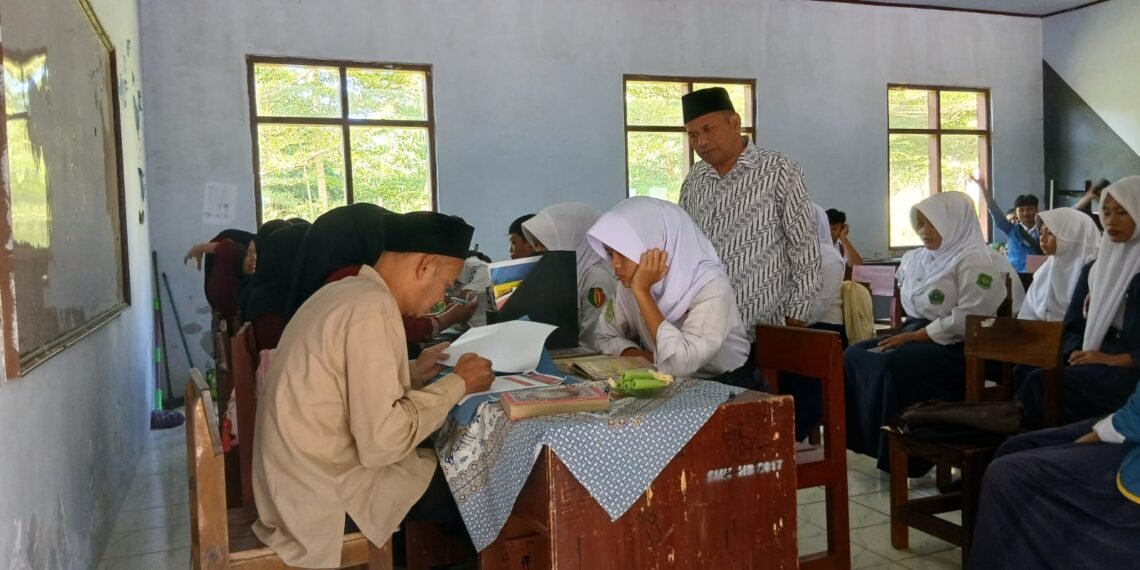 KUA Lengkong Dampingi Pelaksanaan Tes BTQ Calon Peserta Didik Baru di SMK Harapan Bangsa YASPI Arrasyid