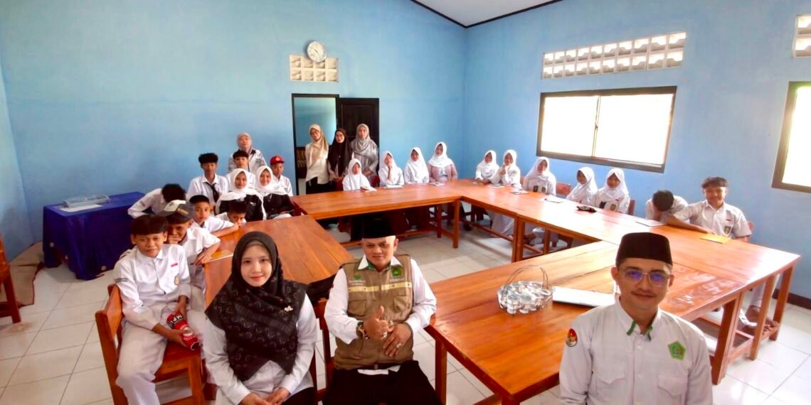 KUA Nagrak Perkuat Karakter Remaja melalui BRUS, Sosialisasikan Gerakan Nasional Indonesia Berkiblat di SMP Muhammadiyah 8