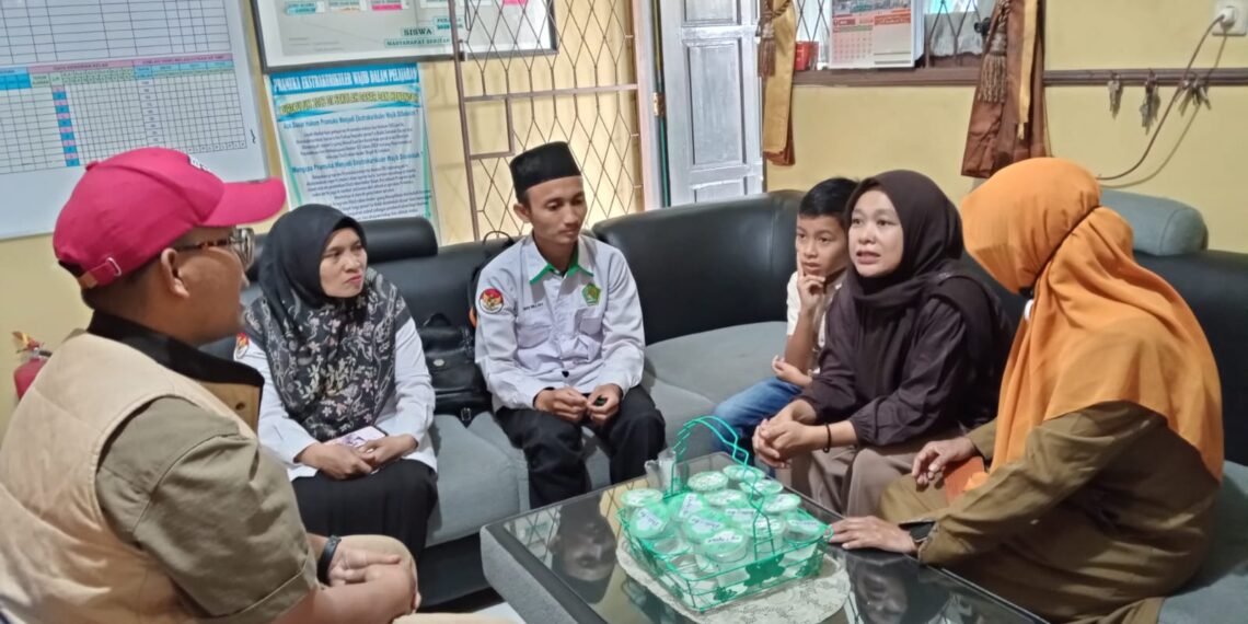 KUA Sukalarang Sosialisasikan Gerakan Nasional Indonesia Berkiblat kepada Guru SDN Cimangkok
