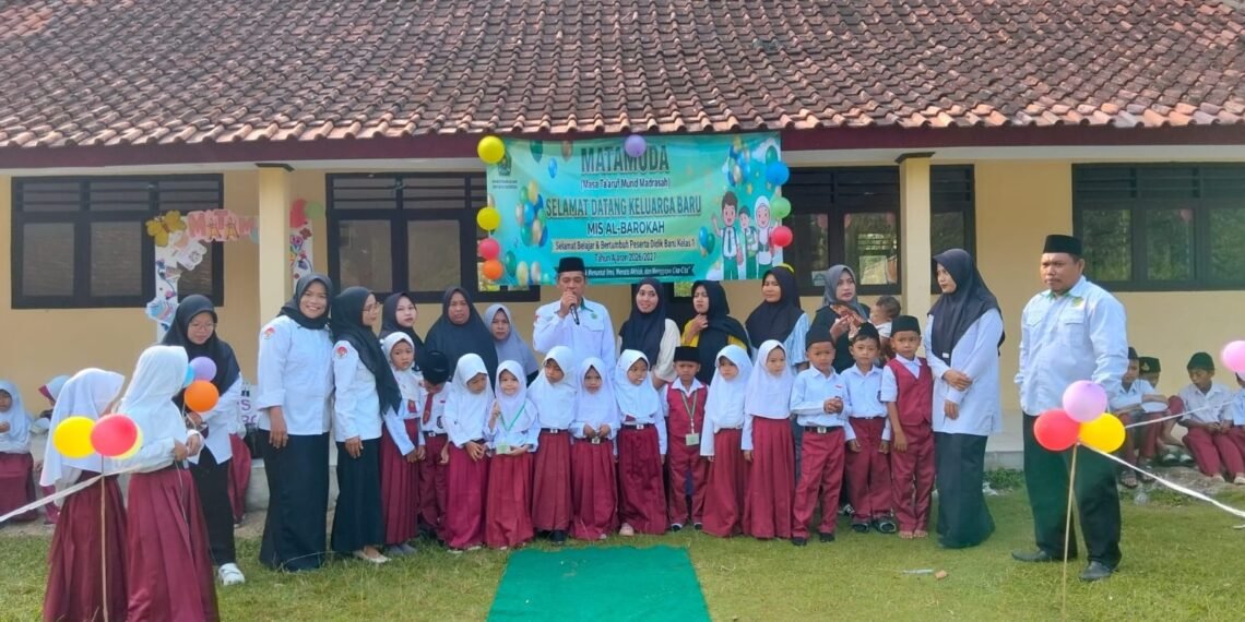 MI Al Barokah Ujunggenteng Deklarasikan Dukungan Gerakan Nasional Indonesia Berkiblat, KUA Ciracap Beri Apresiasi