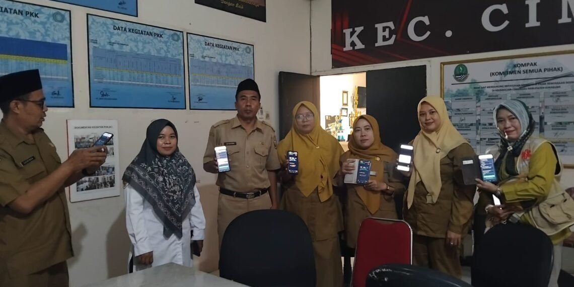 Penyuluh KUA Cimanggu Dampingi Pegawai Kecamatan Daftar Akun Indonesia Berkiblat