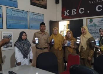 Penyuluh KUA Cimanggu Dampingi Pegawai Kecamatan Daftar Akun Indonesia Berkiblat