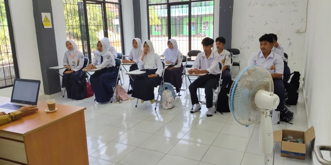 KUA Ciemas Sosialisasikan Gerakan Nasional Indonesia Berkiblat kepada Siswa SMK dan MA Nurul Hikmah