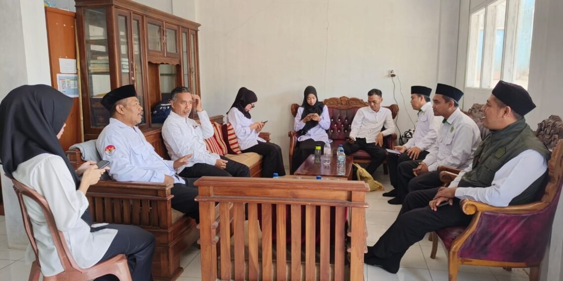 Tim Sosialisasi KUA Ciambar Edukasi Guru MTs Nurul Huda tentang Gerakan Nasional Indonesia Berkiblat